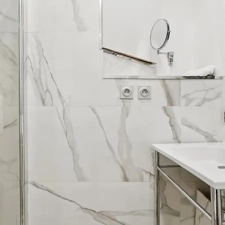 Elegant Bright In Prestigious 7th Arrondissement Apartment Paris